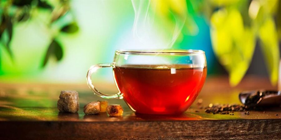 Bitki çayı tercih edin
Gece gece bir şeyler yemek yerine bitki çayları içebilirsiniz. 