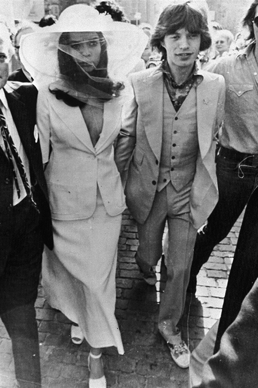 Bianca Pérez - Mora Macias

                                    
                                    1971'de Mick Jagger'la evlenen Bianca Pérez-Mora Macias, geleneksel bir elbise yerine beyaz bir döpiyes tercih etti. Bianca'nın elbisesinin terzisi Tommy Nutter'dı.
                                
                                