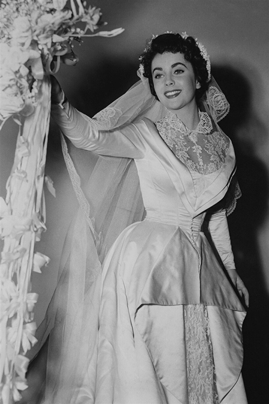 Elizabeth Taylor

                                    
                                    Elizabeth Taylor, Father of the Bride filmi için kos Helen Rose'un tasarladığı bu eşsiz gelinliği, Conrad Hilton'la evlenirken giydi.
                                
                                