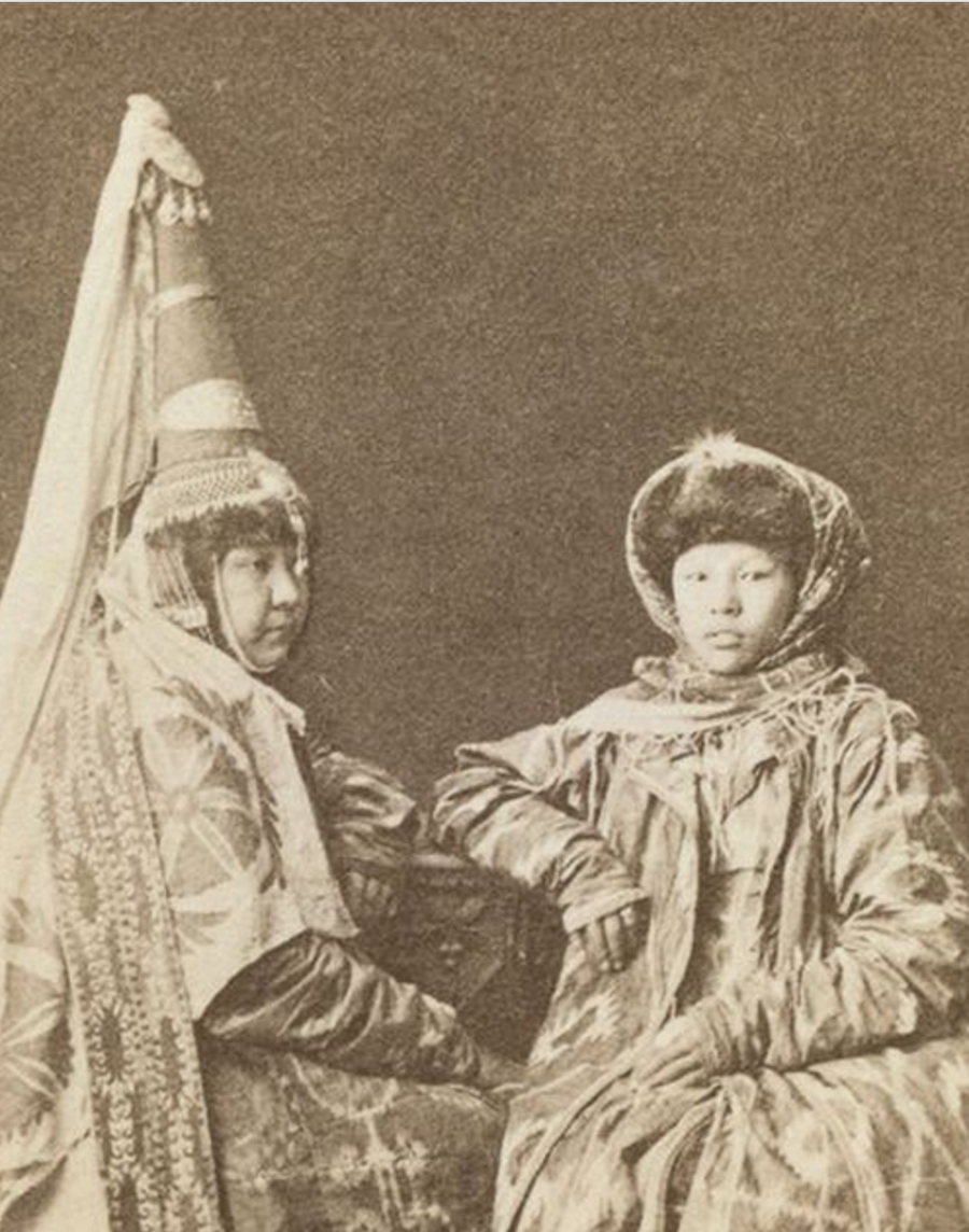 İki Kazak kadın ( Soldaki gelin )
