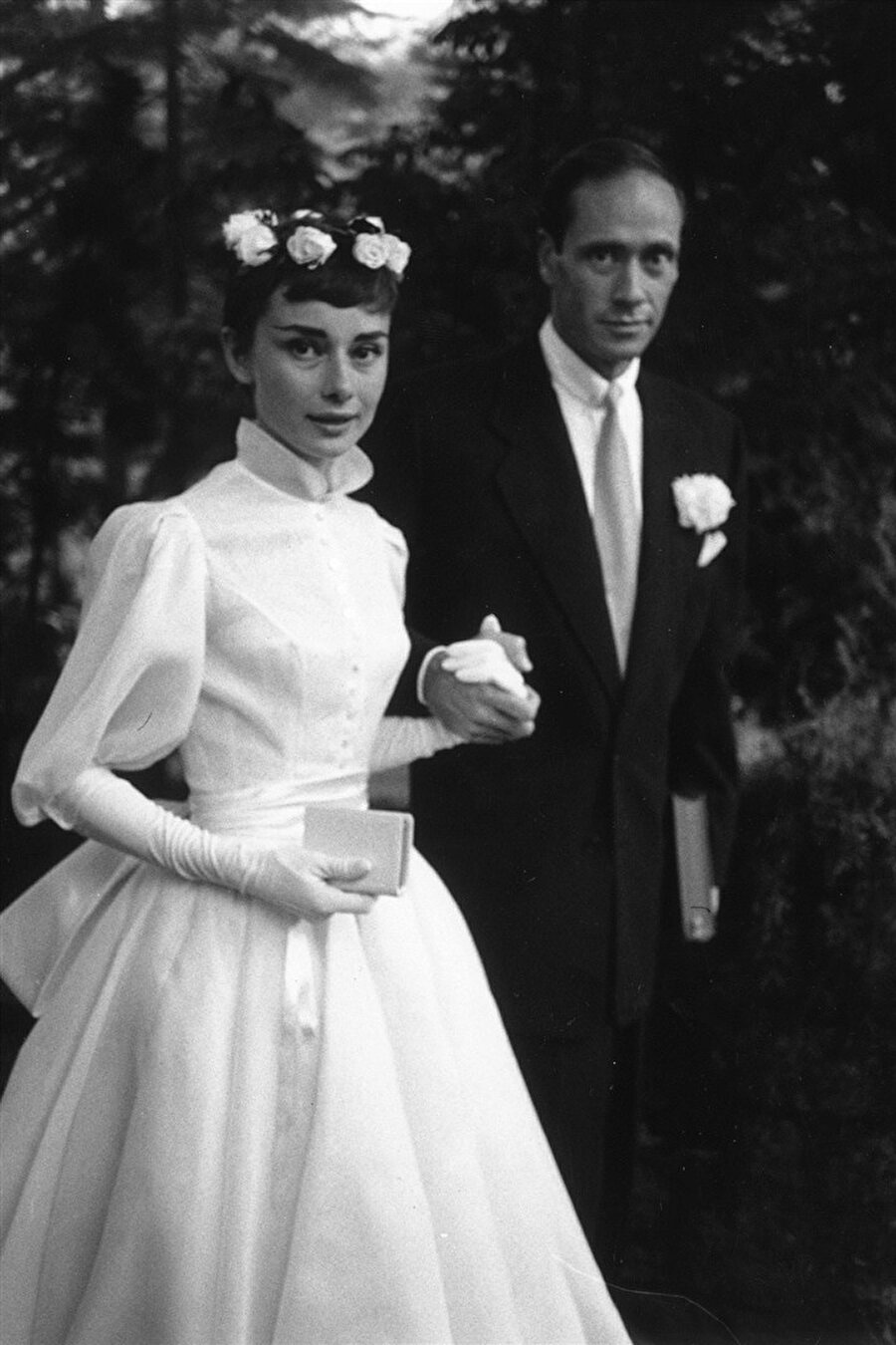 Audrey Hepburn

                                    
                                    1954 yılında Mel Ferrer'le evlenen Audrey Hepburn, Pierre Balmain imzalı bu elbiseyi giydi. Hepburn, saçında duvak yerine gül tercih etmişti.
                                
                                