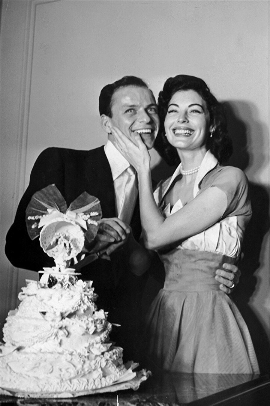 Ava Gardner

                                    
                                    Ava Gardner, 1961 yılında üçüncü eşi Frank Sinatra ile evlenirken halterci yaka, Fontana stili bir elbise tercih etmişti.
                                
                                