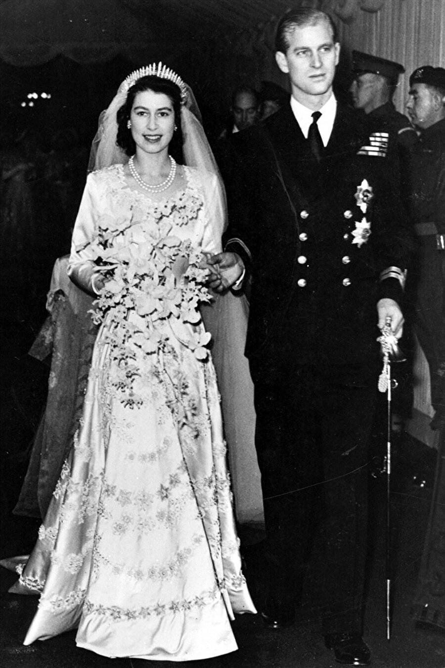 II. Elizabeth

                                    
                                    İngiltere Kraliçesi II. Elizabeth, 1946 yılında Prens Philip'le evlenirken, gümüş ipe dizili 10.000 adet inci kullanılan tül işlemeli gelinlik giydi.

                                
                                