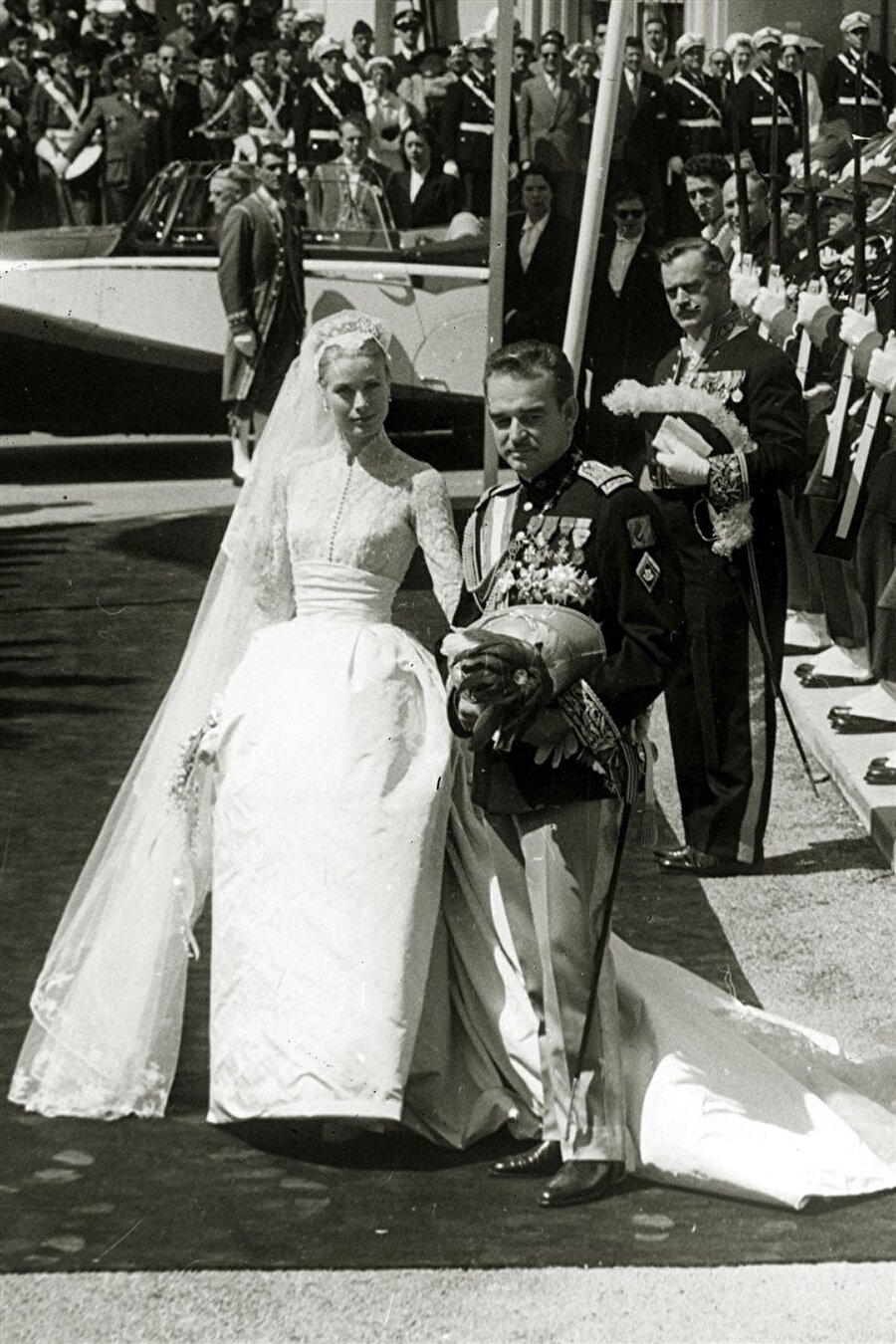 Grace Kelly

                                    
                                    Grace Kelly, 1956'da Prince Rainier ile evlenirken ipek tafta, dantel ve inci işlemeli bir gelinlik giydi. Gelinliği MGM Stüdyoları'nın kostümcüsü Helen Rose tasarladı.
                                
                                