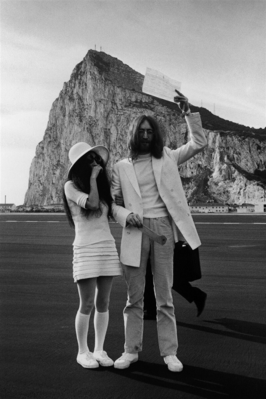 Yoko Ono

                                    
                                    John Lennon ve Yoko Ono çifti 1969'da evlenirken, Ono beyaz bir mini elbise, şapka ve güneş gözlükleri taktı.
                                
                                