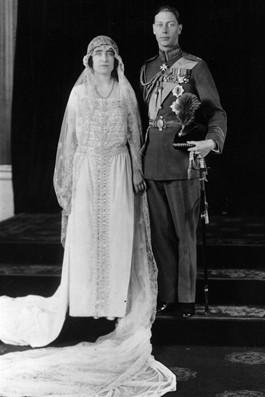 Elizabeth Bowes - Lyon

                                    
                                    Ana Kraliçe Elizabeth Bowes-Lyon, 1923 yılında Kral VI. George'la Westminster Katedrali'nde evlenirken, gelinliğin üzerine uzun bir tül duvak takmıştı.
                                
                                