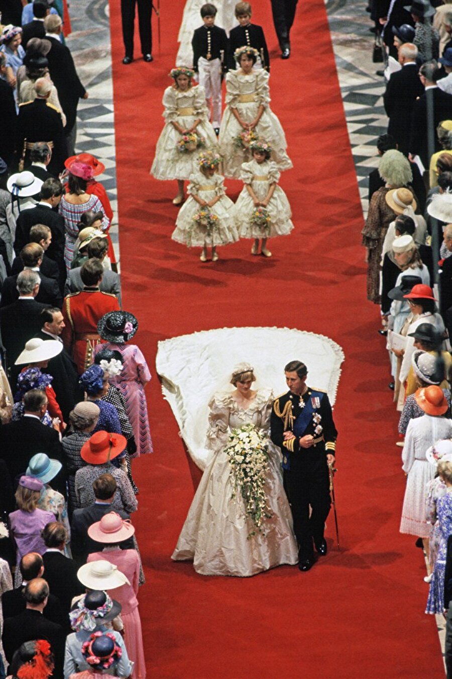 Prenses Diana

                                    
                                    Prenses Diana'nın 1981'de Prens Charles'la evlenirken giydiği, 7,5 metre uzunluğunda duvağı olan gelinliğin tasarımcısı David ve Elizabeth Emanuel.
                                
                                