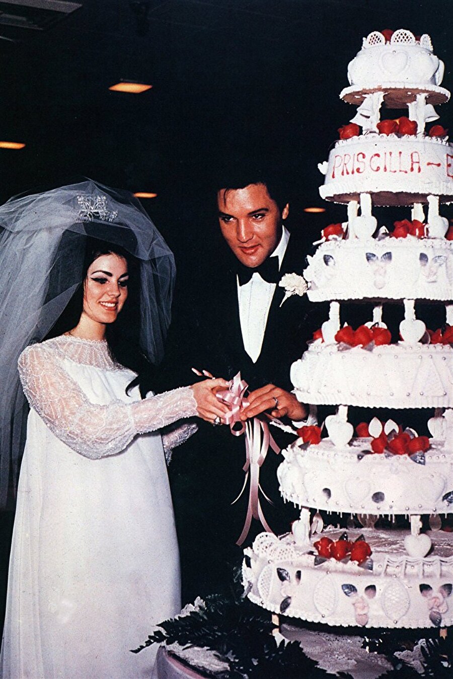  Priscilla Beaulieu

                                    
                                    1967'de Popun Kralı Elvis'le evlenen Priscilla Beaulieu, kendi tasarımı olan uzun elbiseyi giymişti.
                                
                                