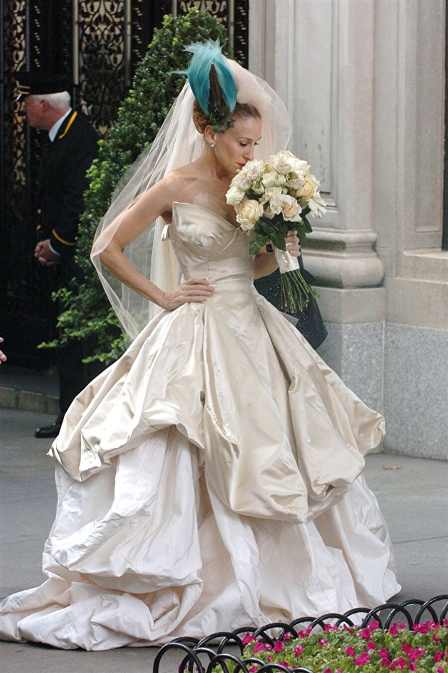 Carrie Bradshaw

                                    
                                    Carrie Bradshaw, Sex And The City'nin filminde Mr. Big'le evlenirken Vivienne Westwood'dan hediye gelen bir gelinlik giydi.
                                
                                