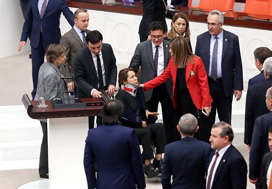 Gökçen Özdoğan Enç: Kavga sonrası “50 kiloyum, beni bir türlü çekip alamadınız”
Genel Kurul'da en büyük kavga Nazlıaka kürsüden indirilirken yaşandı. Enç, kürsüden uzaklaştırmak istediği HDP milletvekillerini arkadan çekince, HDP milletvekilleriyle saç saça başbaşa bir kavga yaşandı. O sırada Enç, Pervin Buldan'a da tekme salladı.

 AK Parti milletvekilleri önce bu durumu izledi ancak daha sonra Enç, HDP'li kadın vekillerin arasında kalınca onu çekmeye çalıştılar. Ancak birbirlerinin saçını tuttukları için Enç'i çektikçe, HDP'li Burcu Çelik Özkan da geliyordu. Sonradan Enç, kendisini çekmeye çalışan AK Partili erkek vekillere, “50 kiloyum, beni bir türlü çekip alamadınız” diye sitem etti.
 