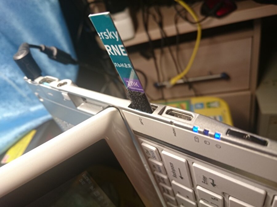 Bilgisayarınızın USB girişini basit bir fırçayla temizleyebilirsiniz. 

                                    
                                    
                                
                                