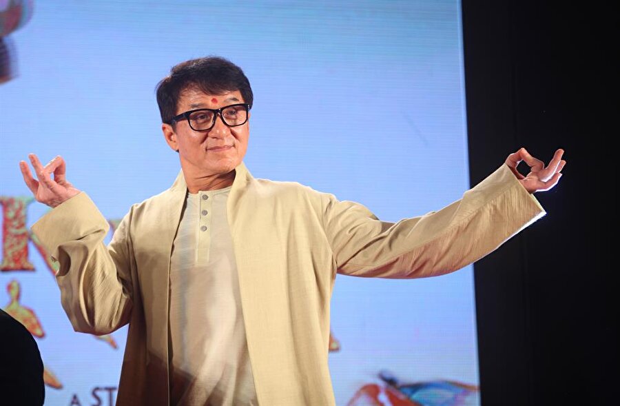 Hindistan gelenekleriyle ağırlanan Jackie Chan, medyayı Hindistan'a özgü selamla selamlamayı ihmal etmedi.
