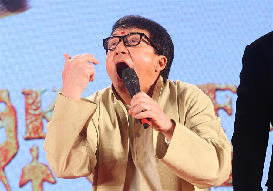 Jackie Chan'ın objektiflere takılan komik halleri
