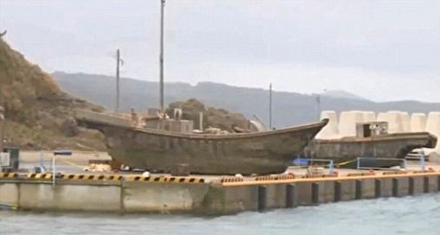 Boş teknelerin nedeni açıklanamıyor
Aynı zamanda tekneler uzun yol için de uygun değiller; rahatlıkla rotalarını kaybedebilecekleri gibi, güçlü deniz akıntıları da hayati tehlikelere neden olabiliyor. Bu gerçeklerin farkında olmayan ve daha büyük balık yakalamak isteyen balıkçılar, teknelerini daha derin ve daha tehlikeli sulara götürebiliyorlar. İçleri ceset dolu gemilerin nedeni bu varsayımlarla açıklansa da, boş teknelerin nedeni hala açıklanamıyor.