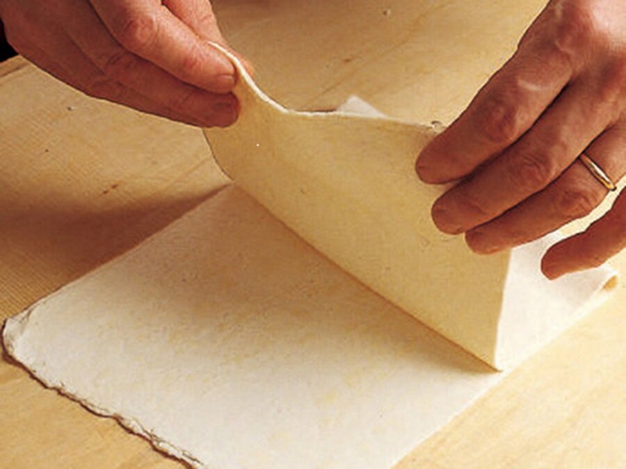 Milföy

                                    
                                    
                                    Dolaptan çıkardığınız milföyden tatlı ya da tuzlu istediğiniz ikramlığı hazır hala getirebilirsiniz. Milföyün içine harç hazırlayarak ya da sadece kaşar koyarak bile kabarık puf gibi börekler yapabileceğiniz gibi tatlılar da yapabilirsiniz. Milföyün içine çikolata koyup pişirdikten sonra üzerine pudra şekeri ilave edebilirsiniz. 
                                
                                
                                