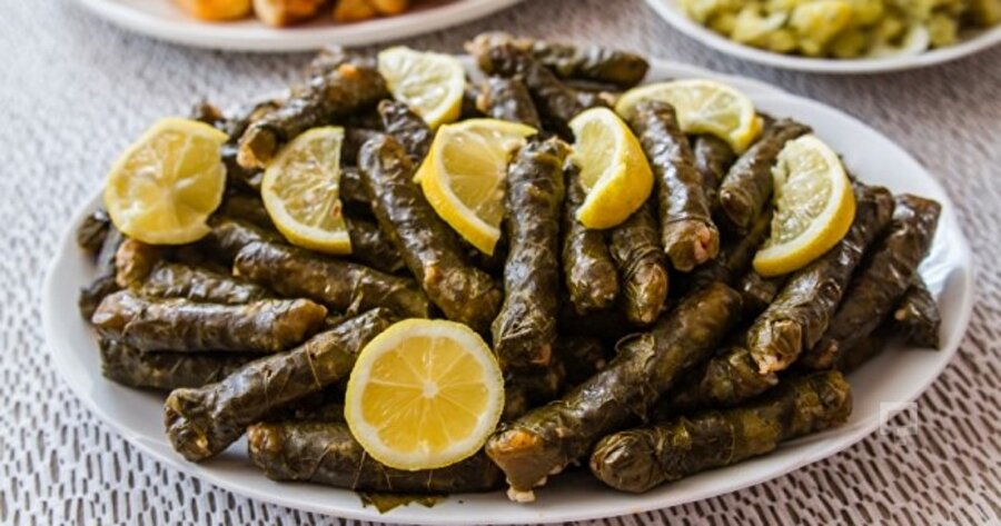 Zeytinyağlı dolma

                                    
                                    
                                    Sarmış olduğunuz zeytinyağlı dolmaları buzdolabı poşetine dizin. Pişireceğiniz zaman dolmaları dondurucudan çıkarın. Normalde zeytinyağlı dolmayı nasıl pişiriyorsanız, öyle pişirin. Afiyet olsun. 
                                
                                
                                
