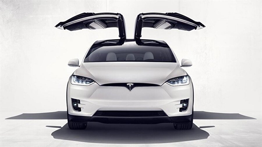 
	Araçlar hızlı şarj istasyonlarında 30 dakikalık dolumla 270 km kadar gitmektedir. Tabi tam şarj olan otomobiller toplamda 1.000 km'den fazla yol gitmektedir. Tesla'nın şarj noktası sayısı 4 bini geçmiş ve her geçen gün artmaktadır.
