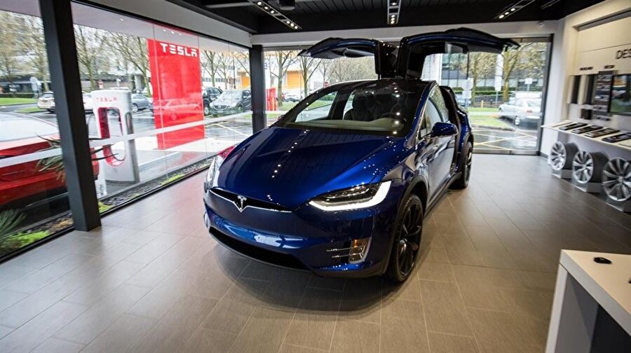 Şirketin CEO'su Elon Musk, Tesla Motors'u ortalama tüketiciye uygun fiyatlarla elektrikli arabalar sunmayı hedefleyen bağımsız bir otomobil üreticisi olarak öngördüğünü açıkladı. Ortalama tüketici için çıkaracağı Tesla Model 3 fiyatının devlet teşvikleri haricinde 35.000 USD$'dan, teslimatların ise 2017 sonunda başlaması bekleniyor. Ayrıca Tesla 2015 yılında, PowerWall adında, ev kullanımı için bir batarya ürünü çıkardığını açıkladı.