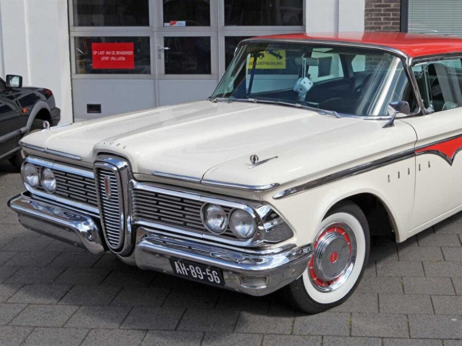 1957 — Ford Edsel

                                    Bill Gates'in en çok bahsettiği pazarlama başarısızlığı Edsel'in başarısız olmasıdır. Edsel kelimesi bile artık pazarlama başarısızlığı ile eş anlamda kullanılmaya başlanmıştır. Ford bu modeli için 1957 yılında 400 milyon dolar yatırım yaptı ancak Amerikan halkı daha küçük ve daha ekonomik bir araç istediği için Ford Edsel macerası fiyaskoyla sonuçlandı.
                                