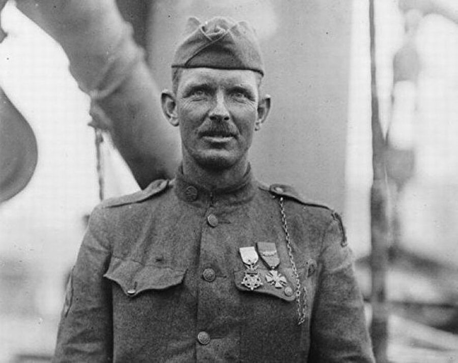 Sergeant Grace

                                    
                                    
                                    
                                    
                                    ABD'de Spotsylvania'da General John Sedwick'i gözünden vurmasıyla tanınır. Henüz çatışmanın başlamadığı anlarda gerçekleşen atış, yaklaşık 900 metrelik mesafeden yapılmıştı.

                                
                                
                                
                                
                                
