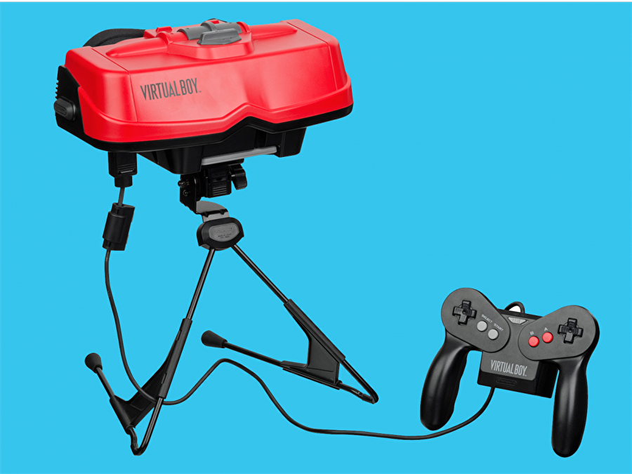 1995 — Nintendo Virtual Boy

                                    Nintendo'nun Virtual Boy'u o zamanlar herkesin yabancı olduğu sanal gerçeklik teknolojisiyle geldiğini iddia ediyordu. Ancak Virtual Boy gerçeği dışında vaat ettiği şeyden tamamen farklıydı. Oyunlar, siyah ve kırmızı kâbuslardan biraz daha fazla, düşük çözünürlüklü grafik ve oyunlarla standart bir oyun konsoluna daha uygun olmuştu. Nitekim Virtual Boy 1 milyonun altında bir satış rakamına ulaştı ve Nintendo tarihinin en büyük hayal kırıklığı oldu.
                                