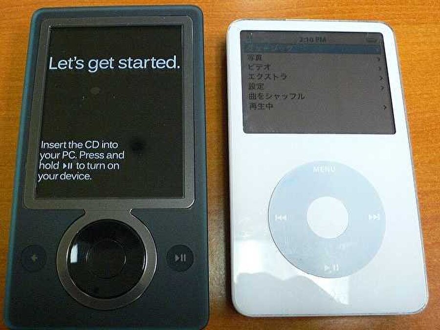 2006 — Microsoft Zune

                                    Zune iPod'u devirmek için üretilmişti ancak beceremedi. Micosoft'un eski yöneticilerinden Robbie Bach bu durumu şöyle açıklıyor: Dürüst olmak gerekirse yeterince cesur değildik ve Apple'ı çok da kötü olmayan bir ürünle kovalamaya karar verdik. Ancak Apple'ın peşinde koşmaktan özgün bir ürün ortaya koyamamıştık. Yani müşterilere, "ovvv Microsoft'un yeni ürünü çok iyi, gidip alacağım onu" dedirtebilecek bir ürün üretemedik.
                                