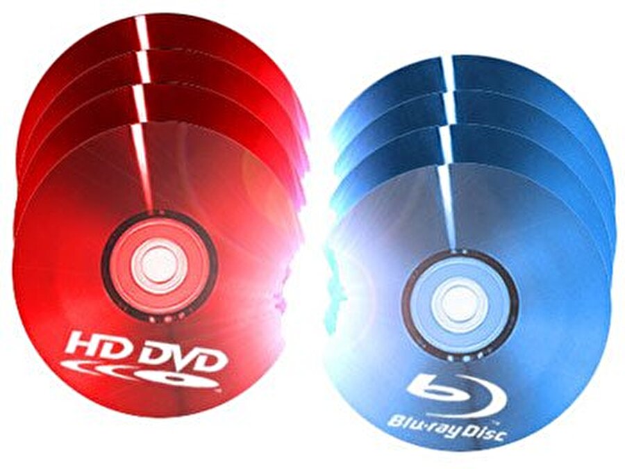 2006 — HD-DVD

                                    Sponsorluğu Toshiba tarafından sağlanan yüksek çözünürlüklü HD-DVD formatı 2006 yılında piyasaya sürüldüğünde DVD'nin varisi olması bekleniyordu. Ancak çok kısa bir süre sonra piyasaya sürülen Blu-Ray grubu format savaşını kazandı ve piyasayı ele geçirdi. Böylece HD-DVD serüveni fiyaskoyla sonuçlandı.
                                