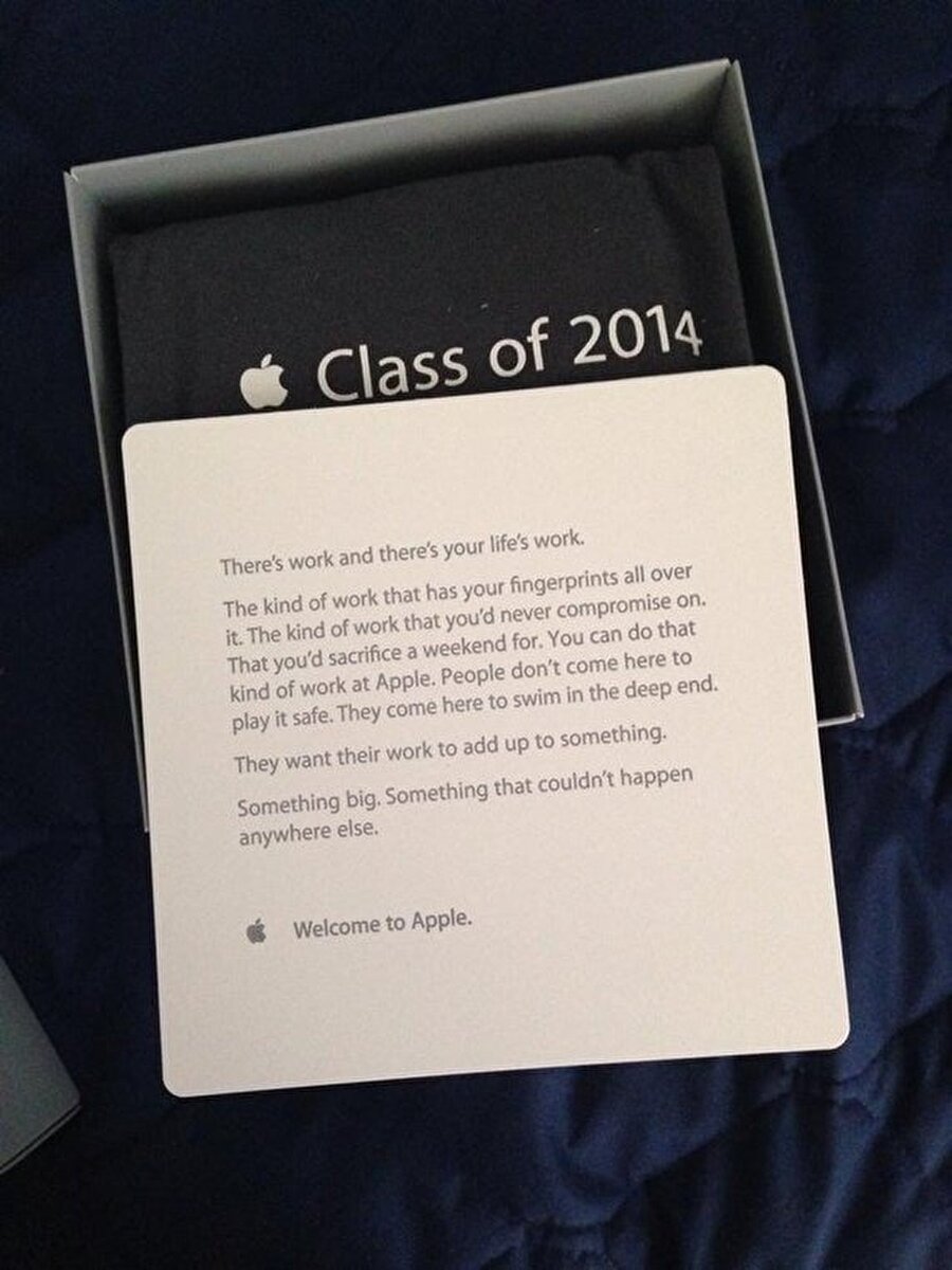 Yeni stajyerlerin karşısına ilk olarak bu kutu ve mesaj çıkıyor. Stajyerlere, Apple'ın "hayatlarının işi" ve fırsatı olduğu belirtilirken, hoş geldin mesajı da ihmal edilmiyor.

                                    
                                    
                                    
                                    
                                    
                                    
                                    
                                    
                                    
                                    
                                    
                                    
                                    
                                    
                                    
                                    
                                
                                
                                
                                
                                
                                
                                
                                
                                
                                
                                
                                
                                
                                
                                
                                