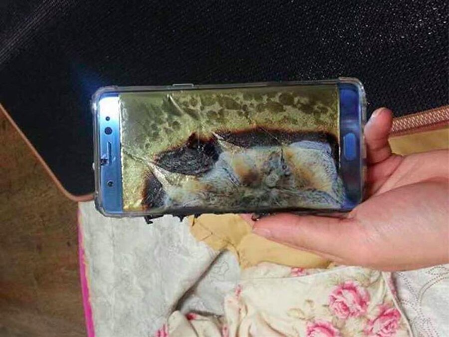 2016 — Samsung Galaxy Note 7

                                    Geçen sene teknoloji dünyasının en büyük fiyaskolarından biri yaşandı. Samsung'un çok büyük umutlarla piyasaya sürdüğü Galaxy Note 7'de bataryasında oluşan problemlerden dolayı patlamalar yaşandı. Bunun üzerine Samsung Note 7'leri tamamını geri çağırmak zorunda kaldı ve cihaz uçuşlarda tamamen yasaklandı.




Kaynak: thisisinside
                                