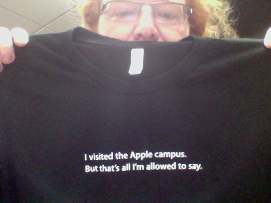 Apple'ın merkez kampüs mağazasında sattığı t-shirt. 

                                    
                                    
                                    
                                    
                                    
                                    
                                    
                                    
                                    
                                    
                                    
                                    
                                    
                                    
                                
                                
                                
                                
                                
                                
                                
                                
                                
                                
                                
                                
                                
                                