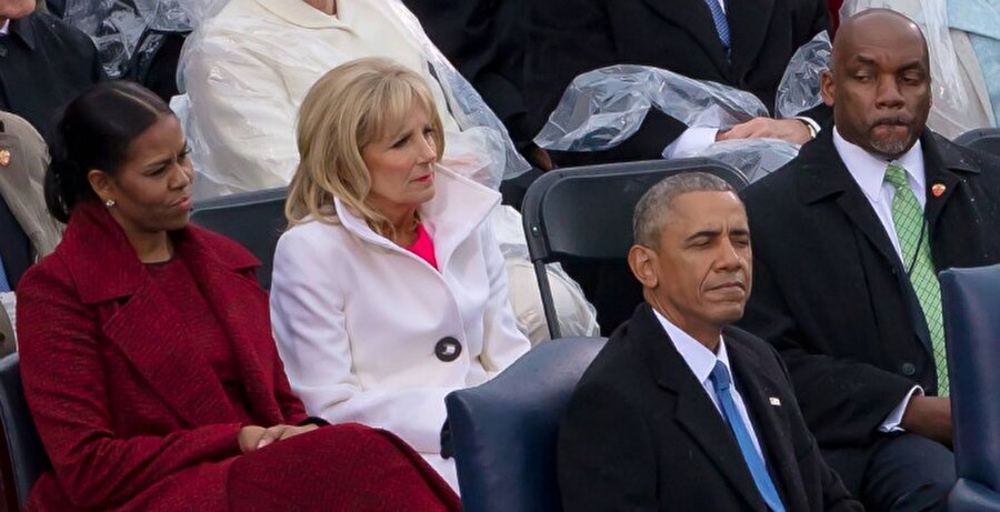 O fotoğrafta eski başkan Barack Obama ve eski First Lady Michelle Obama. Memnuniyetsizlik var gibi.  

                                    
                                    
                                    
                                
                                
                                