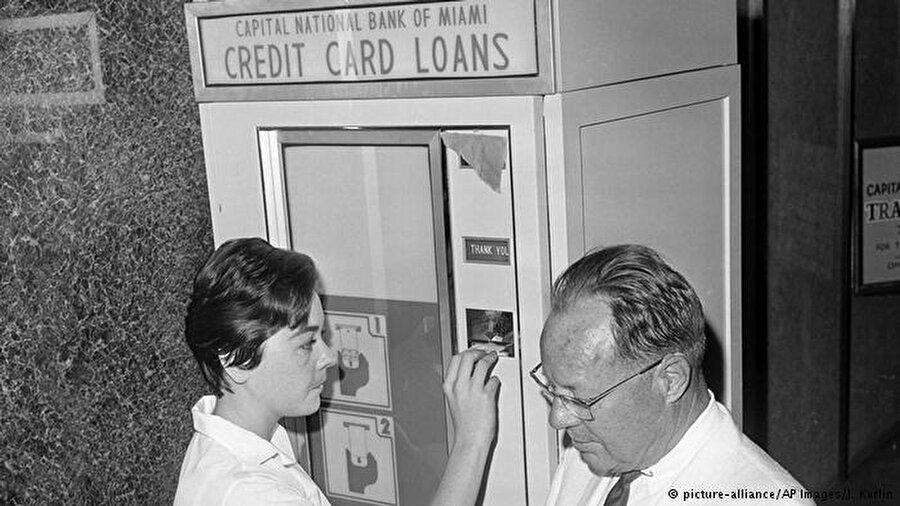 Bankamatikler geniş kitleler tarafından ilgi gördü

                                    İngilizce “Automatic Teller Machine” ifadesinin kısaltması olan ATM, İskoçyalı John Shepherd-Barron tarafından 50 yıl önce icat edildi. Ancak ilk kez ABD'de geniş kitlelerin kullanımına sunuldu ve büyük ilgi gördü. Bunun üzerine diğer Batılı sanayi ülkelerinde de yaygınlaştı. Resimde, Capital National Bank of Miami Direktörü Theodore Davis'in 5 Eylül 1968'de hizmete açtığı ATM görülüyor.
                                