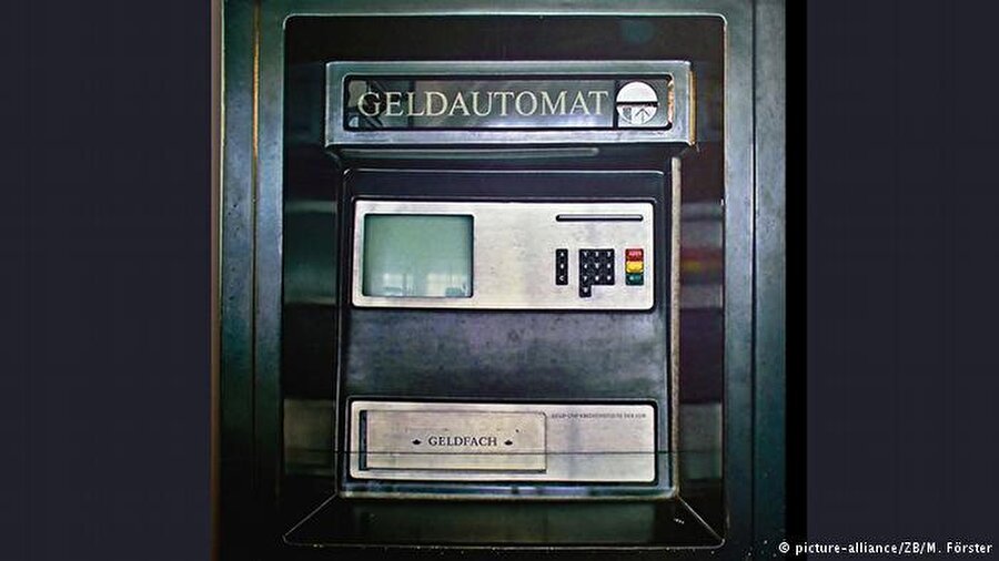1970'lerde daha da yayılmaya başladı

                                    Otomatik para çekme makineleri 1970'lerde Avrupa'da giderek daha fazla ilgi görmeye başladı. Özellikle Federal Almanya başı çekiyordu. Ancak tek tük de olsa dönemin Doğu Almanya'da da bu makinelere rastlamak mümkündü. Radebeul Müzesi'nde sergilenen yukarıdaki ATM, o dönemden kalma.
                                