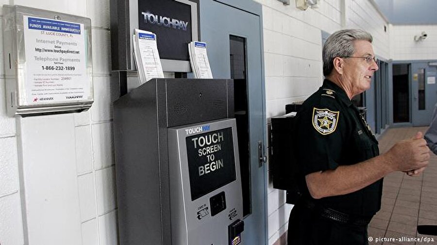İşlem ağı zamanla genişledi, hapishanelere de girdi

                                    Zaman içinde ATM'lerin işlevleri geliştirildi. Pek çok makinede artık para yatırma özelliği de mevcut. Hatta ABD'nin Florida eyaletindeki St. Lucie County Hapishanesi'ndeki tutukluların kefaletlerini bile bankamatikten yatırmak mümkün.
                                