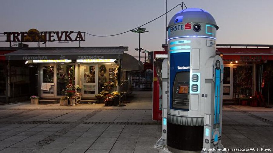 Bilim kurgu filmlerinden de etkileniyor

                                    Hırvatistan'ın başkenti Zagreb'deki bu para çekme makinesi, Yıldız Savaşları (Star Wars) hayranlarını mest ediyor. Filmin sevimli robotlarından R2-D2 şeklinde tasarlanan ve kente ayrı hava katan ATM, sadece para çekmek isteyenlerin değil, fotoğraf meraklılarının da ilgi odağı.
                                