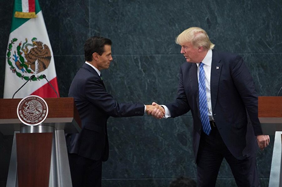 KİM ÖDEYECEK?
Donald Trump, duvarın faturasını kimin ödeyeceği konusunda bocaladı.

Başlangıçta Meksika'nın parayı ödeyeceğini söyleyen Trump, Meksika'dan gelen 
"ödemeyeceğiz" açıklamasının ardından duvarın ABD tarafından finanse edileceğini, sonradan Meksika'nın bu parayı ABD'ye vermesinin sağlanacağını belirtti.
