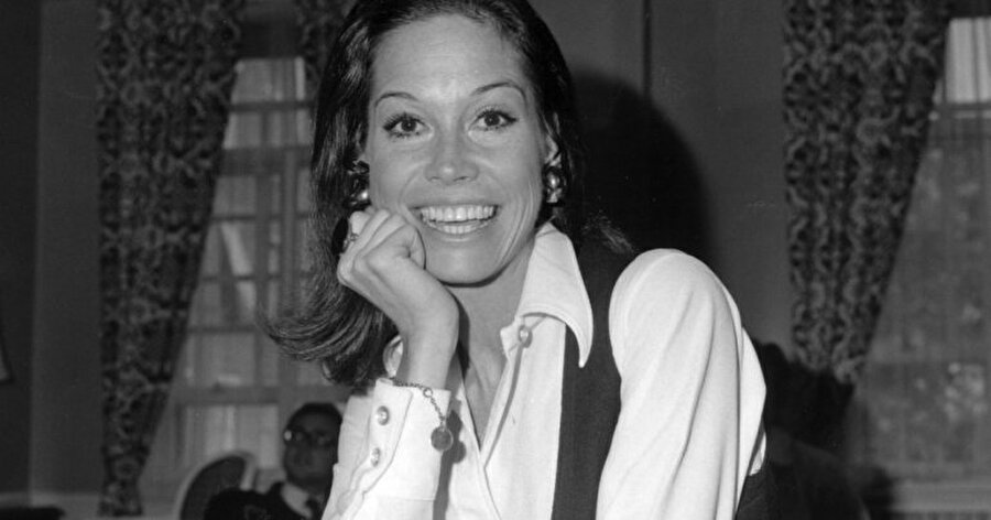Hem güzel hem güçlü ev kadını

                                    1970'li yıllarda TV'de kadın algısını değiştiren rollerde yer alan Moore, televizyonda ilk kez güzel, güçlü, bekar ev kadınını canlandırdı.
                                