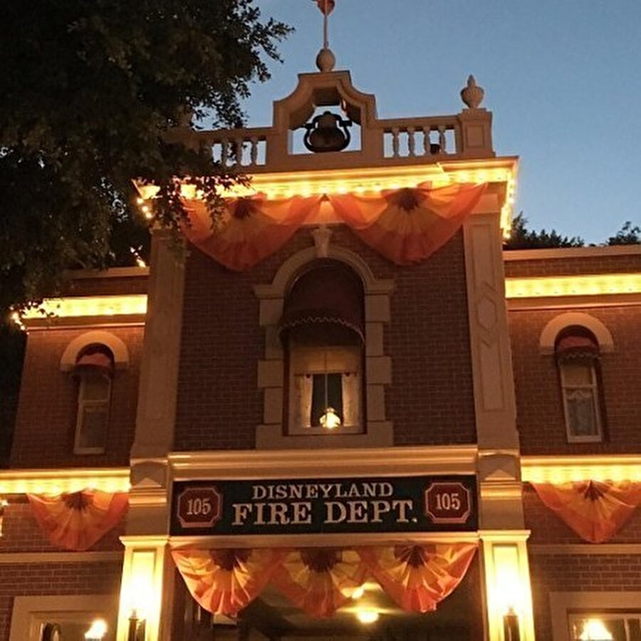Walt Disney’in vefat ettiği gece, İtfaiye Binası’nda camın önünde duran gaz lambasının kendiliğinden yandığı rivayet ediliyor. Hatta sırf bu yüzden hala Disney’in anısına o gaz lambası söndürülmüyor.

                                    Kullanıcı adı: aliluvv14
                                