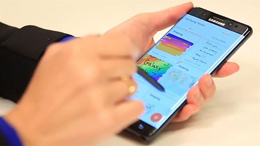 Hızlandırılmış kullanım testi: Son kullanıcıya en yakın testlerden biri yedinci aşama. Burada artık Samsung'un batarya departmanında çalışan uzmanlar, tüketicilerin telefon ve batarya kullanımına ilişkin çeşitli testler gerçekleştirecek.

                                    
                                