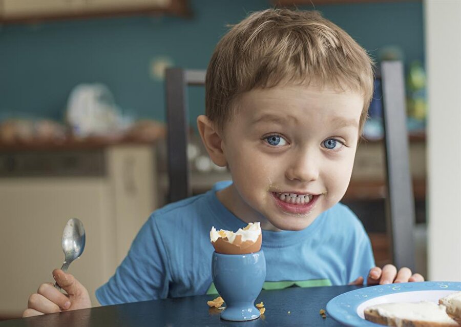 Kahvaltı çok önemli
Hollandalı çocukların büyük bir bölümü sabahları,
aileleriyle birlikte kahvaltı yapıyor. Aileleri onları dinliyor, çocuklarının
iletişim kurmasına ön ayak oluyorlar.