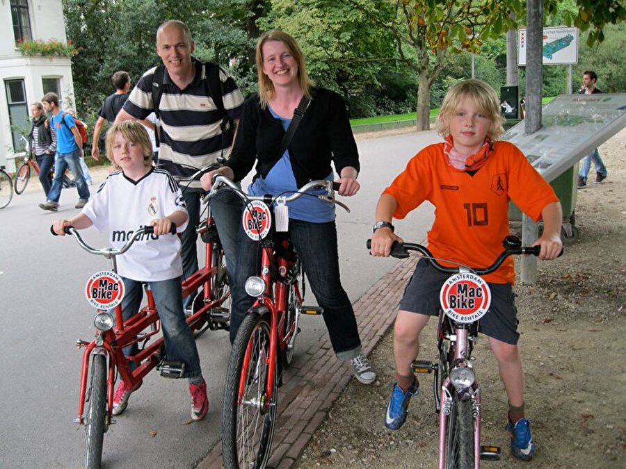 Bisiklet olmadan asla
Çocuklar, kahvaltıda bolca çikolata tüketse de Hollanda'da obez çocuk sayısı çok az. Çünkü Hollandalı çocukların büyük çoğunluğu okula bisiklet kullanarak gidiyor. 