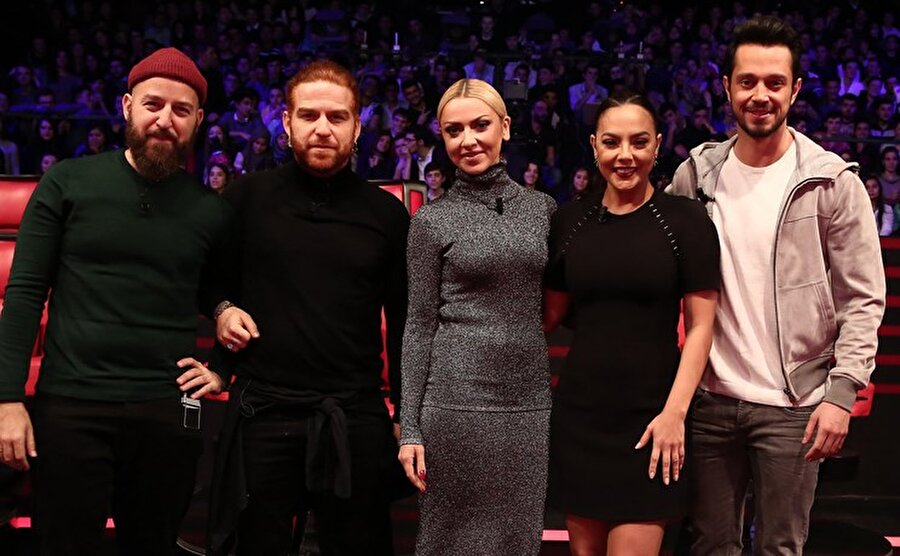 Jüri üyeleri için beklenen bir kararmış
Jüri üyelerin biran şaşkınlık yaşasada Jess'in O Ses Türkiye yarışmasını sunmasının sürpriz olmadığını söylediler. Jess daha önce de O Ses Çocuklar yarışmasını sunmuş ve başarılı sunuş şekli ile de izleyenlerden tam not almıştı.