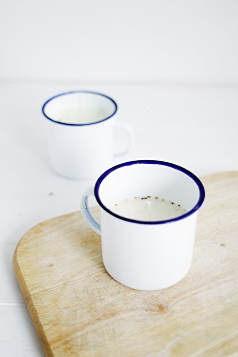 Evde sevdiğiniz çayı kullanarak kendi mumunuzu yapın! Yapışmaz bir tencerenin içerisine esanslı yağınızı dökün ve üzerine de satın aldığınız kokusuz sade bir mumu atın. Sıvı kıvama gelene kadar tencerede karıştırın çay poşetinizi de içerisine yavaş yavaş ekleyin. Tabii ki mumunuzu yakabilmek için pamuk ipe ihtiyacınız var. Eğer bir kupaya yapıyorsanız, dibine bir metal koyup üzerine ipi bağlayın. Bağladığınız ipi mandal yardımı ile havada tutarak mumunuzu bardağa boşaltın ve soğuk bir yere bırakın.