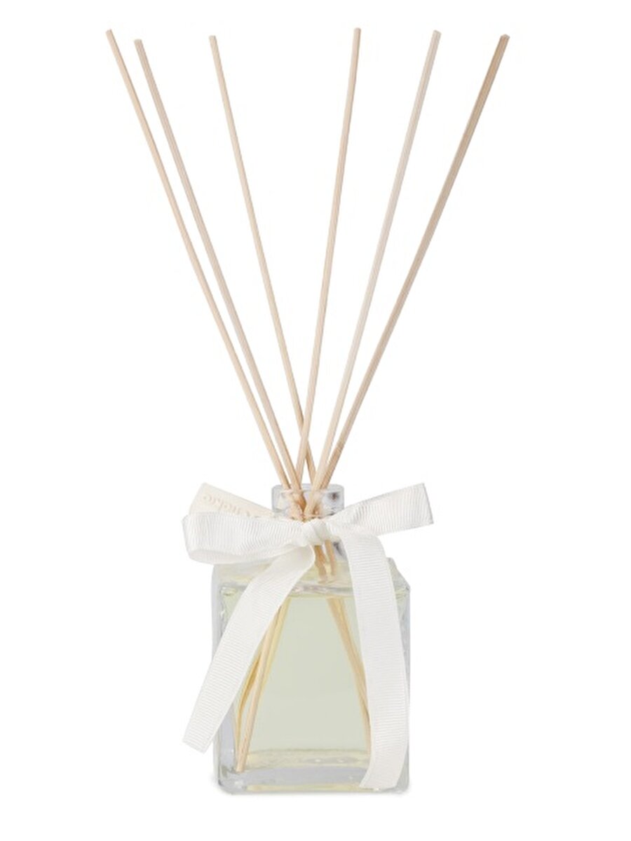 Eğer bambu çubuklu bir tarif istiyorsanız bir şişenin içerisine etil alkol ve tercih edeceğiniz bir yağı damlatabilirsiniz. Yasemin yağı, strese iyi gelen rahatlatıcı olarak bilinen bir yağ ayrıca depresyona da iyi geliyor tercih edebilirsiniz. Sonrasında çubuklarınızı şişeye koyun, tamamdır! Kullanacağınız etil alkol kokunun kalıcılığını sağlayacaktır.