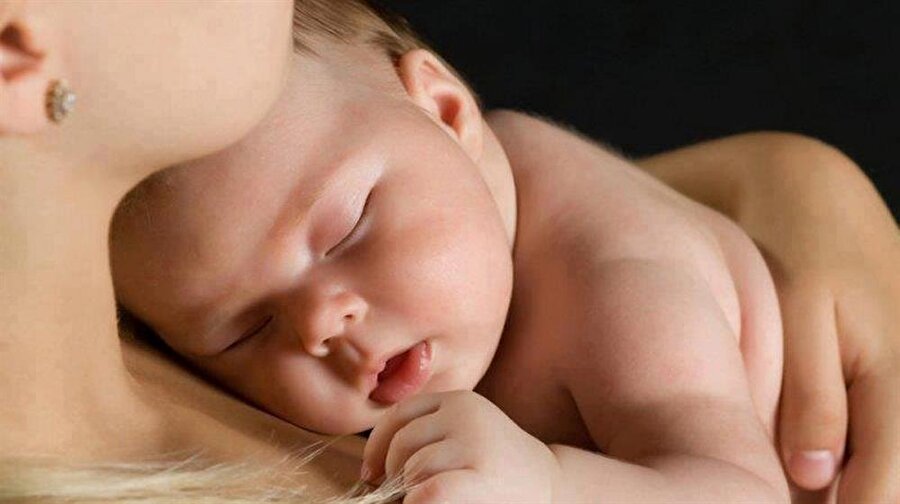 İllaki o minik suratına, yeni çıkmış dişlerine kanınızın kaynadığı anlar olacaktır ancak evire çevire sevme kabiliyetiniz olmadığından yine uzaktan el sallayarak yetinirsiniz. Bazı anneler de vardır ki bebeği zorla hop kucağınıza bırakıverir. Bu gibi durumlarda put gibi durup, bebeğin kucağınızdan alınmasını beklersiniz...