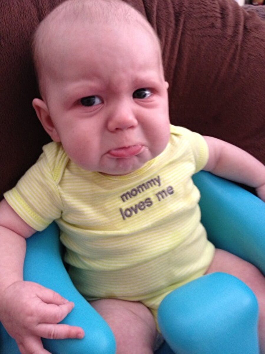 Bazen kucağınıza verilen o sessiz sakin melek bebekle göz göze geldiğiniz ilk anda dudaklarını büzüp birden ağlamaya başlar... Kendinizi topluluk içerisinde bir canavar gibi hissedebilirsiniz.