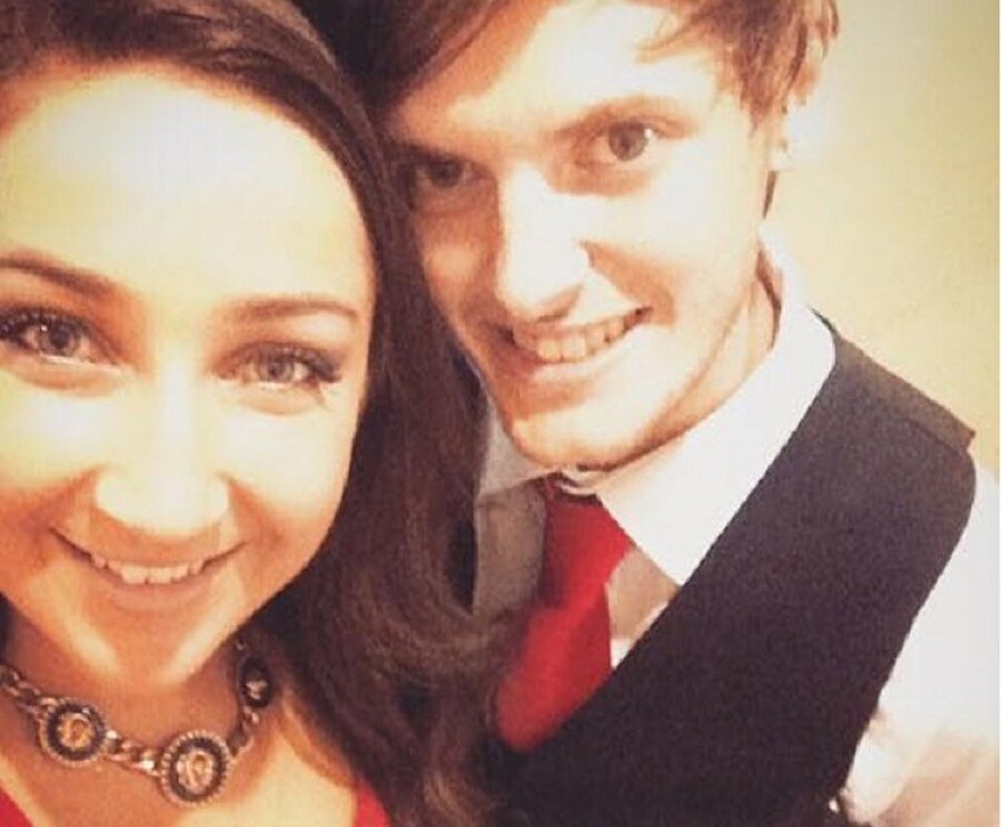 Joey adını taşıyan bu adam belki de kendisinde de sadece bir tane olan bir ceket ve yorgan uzatır.