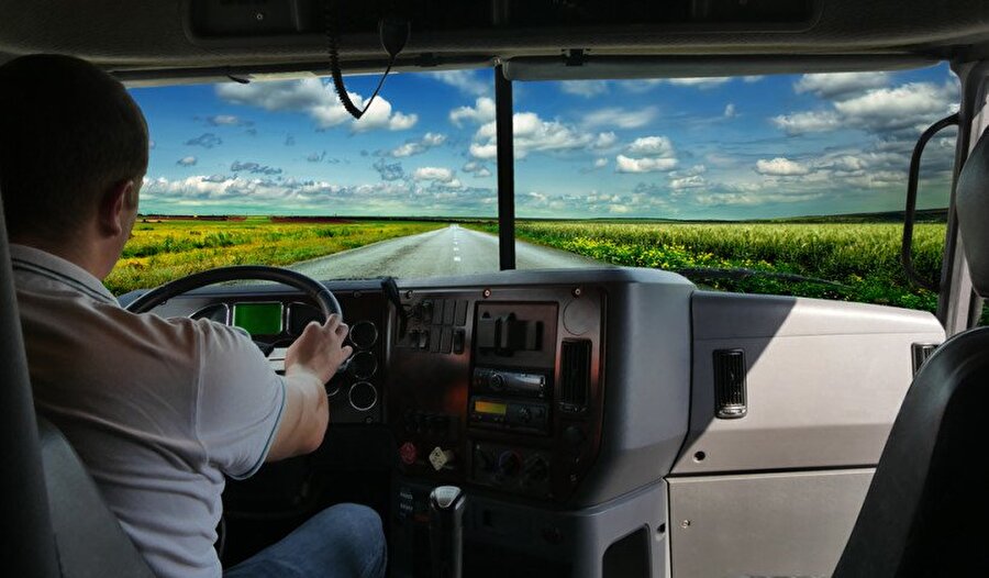 Uzun yol şoförlüğü

                                    Günler bazen haftalar süren yolculuklarda uzun yol şoförleri genellikle yalnızdır. Ancak uzun yol şoförleri kilometreler boyunca direksiyon sallasa da birçok kişiye oranla daha çok yer görür. 
                                