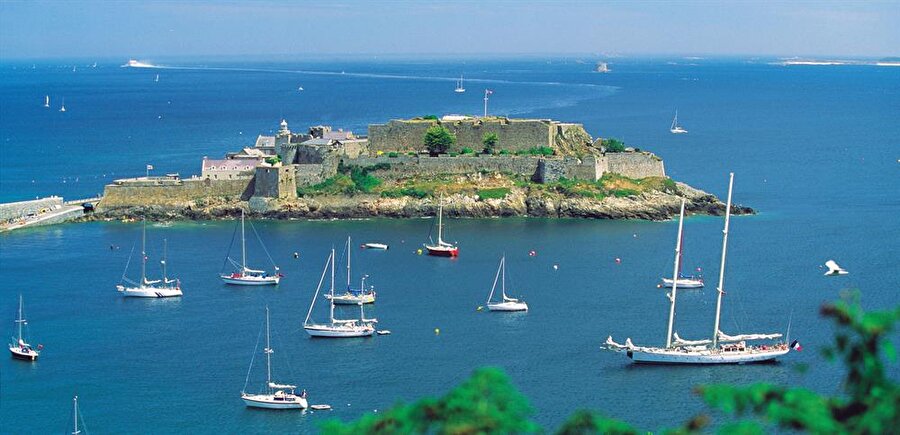 Guernsey

                                    Guernsey, Manş Denizi'nde Birleşik Krallığa bağlı ada.

Başkent: Saint Peter Port
 Nüfus: 62.948 (2015)

Para birimleri: Guernsey sterlini, İngiliz sterlini

Resmi dilleri: Fransızca, İngilizce


                                
