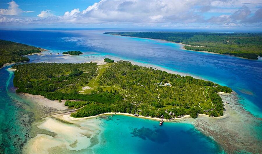 Vanuatu

                                    Vanuatu, Büyük Okyanus'ta yer alan bir ada ülkesidir. 

 Başkent: Port Vila
Nüfus: 252.763 (2013) 
Para birimi: Vatu
Resmi dilleri: Fransızca, İngilizce

                                